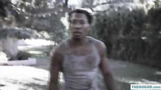 Негр трахнул слепую блондинку на кровати и кончил прямо внутрь киски