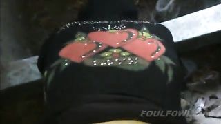 Бомж с волосатым лобком трахает девушку в заброшенном здании