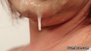 Лица и дойки девушек и зрелых женщин украшенные узорами со спермы