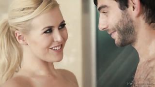 Очкастый парень позвал в гости красивую соседку для секса