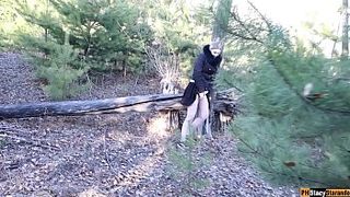 Незнакомец трахает мастурбирующую девушку в лесу