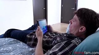 Сводная сестра любит развлекаться со своим застенчивым братом