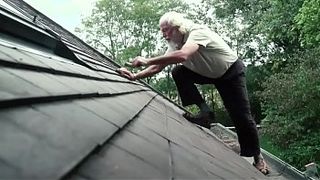 Молодая брюнетка взяла у соседа пенсионера за щеку и поеблась с ним на полянке