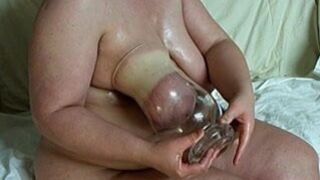 Мужик накачивает грудь жены помпой