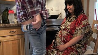 Жена в платье сосет мужу после работы на кухне