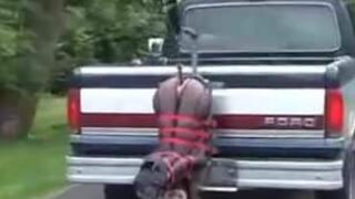 Телку привязали к машине для дрочки игрушкой